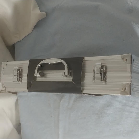 3 piece bbq set in metal case. - Picture 4 of 4